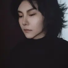 今天这杯是百香果美式。辛巴克的美式总苦的恰到好处。苦过之后是沁人心脾的果香。 站在它们面前，我也会慢慢等着我的灵感到来。我一想到下一部电影，该填写的是故事，是…