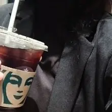 今天这杯是百香果美式。辛巴克的美式总苦的恰到好处。苦过之后是沁人心脾的果香。 站在它们面前，我也会慢慢等着我的灵感到来。我一想到下一部电影，该填写的是故事，是…