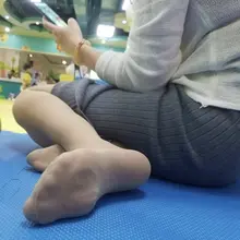 游乐园宝妈少妇丝袜美脚足底