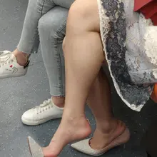 地铁少妇脱鞋晾脚