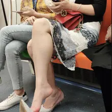 地铁少妇脱鞋晾脚