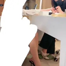 美甲店小姐姐的棉袜脚