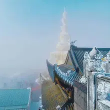 峨眉山云拥半岭雪，花吐一溪烟！