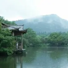 西湖的这季雨 从南宋下到了现在。