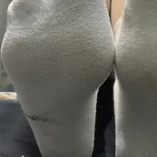 真实原味，搭讪舞蹈专业美女穿了数天后各种脏臭袜子和鞋子， 差不多几周才能拍一次，良心拍摄，不是那种一个妹子拍一天，换不同鞋袜那种。好玩的是，都是在大商场拍的。…