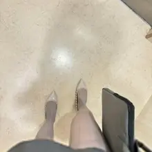 肉色丝袜把腿线拉得又细又长。