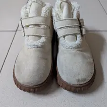 這就是月姐姐的神秘禮物🎁 她穿了約兩個禮拜的靴子 當時她還沒回國就問我要不要雙靴子 我當然答應要囉! 因為我也很久沒玩射鞋了🤣 所以就穿滿這麼多天留著給我🥹…