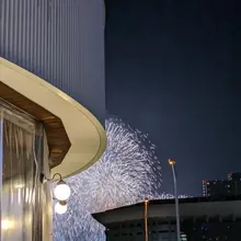 今日は、みなとみらいの花火大会でした 先程終わり🎆 私は、横浜駅東口ベイクォーター で見てましたやはり凄い人です そして、蒸し暑い とても、綺麗でした
