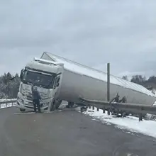 [这回不是乌克兰无人机干的] 俄罗斯下雪了，外贝加尔边疆区的雨雪结冰天气导致多起交通事故，物流运输受影响。 一辆卡车侧滑冲出路面撞上护栏，另一辆则发生侧翻。…