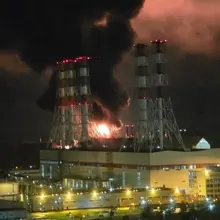 [泽连斯基与给普京“助攻”的特朗普撕破脸，乌克兰彻夜攻击俄罗斯圣彼得堡油港] 华尔街日报称，在长达18个月的时间里，泽连斯基一直试图争取他的支持，现在不再手下…