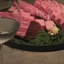 肉还没动，酒倒是先喝了一口。