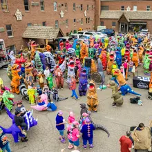 804 people dressed as dinosaurs gathered in a Utah town to break a world record…