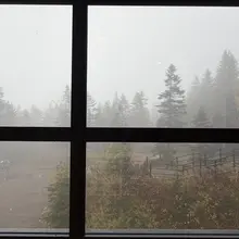 爱意随风起 也在一个平常的日落里结束 昨天和之前说到的人说清楚了，虽然我哭的稀里哗啦的，但还是勇敢说不见哈哈哈 我宁愿多一个朋友 此刻，我在这个倾盆大雨里发呆…