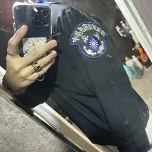當兵退伍時都把ㄧ疊衣服還給學長。 也沒有留黑白甲，因為真的很難穿。 也本來沒有要收，但看到臂章就轉答應！
