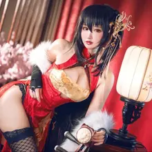 羽生三未 cos大凤，身着高开叉旗袍登场，曲线毕露，性感撩人。棚拍视角下，每一个动作都散发着成熟迷人的韵味，带你看尽大凤的东方风情。