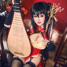 羽生三未 cos大凤，身着高开叉旗袍登场，曲线毕露，性感撩人。棚拍视角下，每一个动作都散发着成熟迷人的韵味，带你看尽大凤的东方风情。