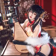 羽生三未 cos大凤，身着高开叉旗袍登场，曲线毕露，性感撩人。棚拍视角下，每一个动作都散发着成熟迷人的韵味，带你看尽大凤的东方风情。