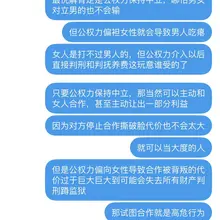 男人站起来不会导致其他人摔倒，除非其他人原本就站在男人的背上