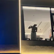 营造出一种偷拍的感觉