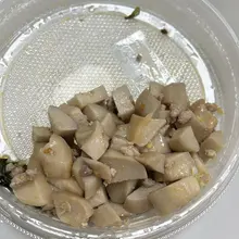 杏鮑菇真的超級噁心 用杏鮑菇當配菜是什麼鬼 （我超挑食 一堆都不吃😍常見的挑食食物我也不吃 蚵仔煎 臭豆腐 都不可能入我嘴裡。）