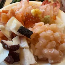 在北海道乖乖吃一大碗海鲜饭