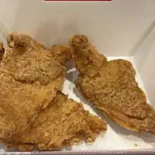 吃到了薄肌版鸡腿🍗 今天第一次吃 MOS burger 这个 chicken pack，上来的时候我就在思索这是啥东西，长得像鸡腿但是这么薄。 一吃果然不是鸡…