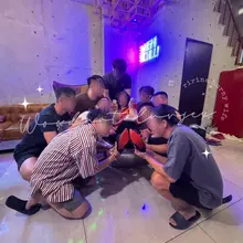 說好的壽星福利🎂 老吳許願的香香OL窄裙絲襪 不知道壽星滿不滿意這次太太們的準備呢🥹 只是為什麼我也被先生們圍繞！？ 我不用福利真的沒關係啦真的🤣