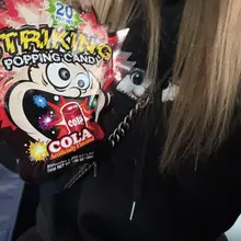 見你咁好買咗爆炸糖俾我又接我哋放學食晏晝陣間食完飯就試吓喺架車度玩爆炸糖先@DLD9999