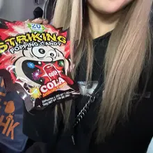 見你咁好買咗爆炸糖俾我又接我哋放學食晏晝陣間食完飯就試吓喺架車度玩爆炸糖先@DLD9999