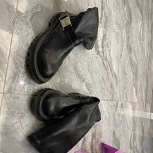 来到美女家一眼就相中了漂亮的靴子，把小美女的靴子拿到厕所间，喷上自己淫荡的体液，让她第二天穿着热乎乎地靴子去上班好啦！