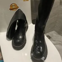 来到美女家一眼就相中了漂亮的靴子，把小美女的靴子拿到厕所间，喷上自己淫荡的体液，让她第二天穿着热乎乎地靴子去上班好啦！