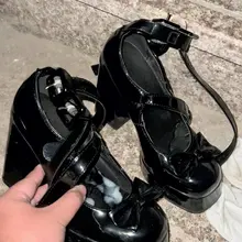 在白袜小皮鞋面前，有时候又感觉自己像一个情窦初开的处男的，没用多久便能沉溺于鞋子袜子的香味中，然后果断射精、缴械！
