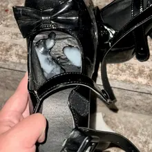 在白袜小皮鞋面前，有时候又感觉自己像一个情窦初开的处男的，没用多久便能沉溺于鞋子袜子的香味中，然后果断射精、缴械！