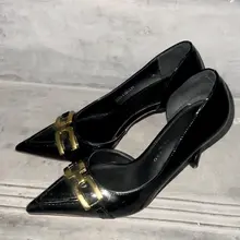感觉高跟鞋就像是做爱中张大嘴巴摇着屁股的那种骚女人的感觉，“爸爸我把嘴巴张大了！请把精液全都射我嘴巴里（鞋里）好不好呀？人家想把爸爸骚骚地精液全都吞掉！”
