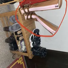人和鞋都是极品啊！只不过靴子也太难玩了吧！射了两次都被精液都顺着光滑的靴子留到地上了，看不出一点被玷污的痕迹，玷污不成只能发到网上共大家玷污了！