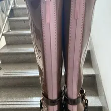 人和鞋都是极品啊！只不过靴子也太难玩了吧！射了两次都被精液都顺着光滑的靴子留到地上了，看不出一点被玷污的痕迹，玷污不成只能发到网上共大家玷污了！
