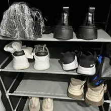 单身公寓除了风骚女，也可谓是人才济济啊。这个鞋架就属于一个在单身公寓自己开个人摄影工作的小美女的。可是，当她脱下自己鞋子，褪下自己袜子的时候，我只好一律视为骚…