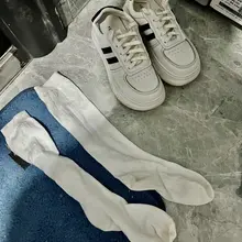 单身公寓除了风骚女，也可谓是人才济济啊。这个鞋架就属于一个在单身公寓自己开个人摄影工作的小美女的。可是，当她脱下自己鞋子，褪下自己袜子的时候，我只好一律视为骚…