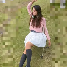 拍照开心嘛？😄你开心好了我也开心一下喽！我要把你小皮鞋和袜子当成泄欲的工具，拍好照片发到网上供大家一起发泄了哦！