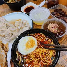 中午吃了两碗烩面晚上又牛肉面 严肃晕碳中