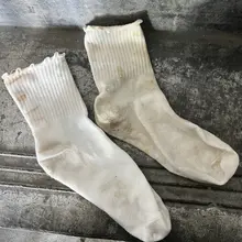 挺可爱的、但是袜子也很重口（袜子酸味好重啊，像是冒着雨跑回来，然后扔在lo鞋里面的）这种重口味lo鞋、lo袜还会有同好喜欢嘛～