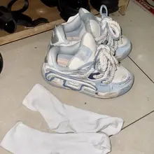白袜骚货的鞋架和她的蓝色球鞋（话说p图技术是真的厉害啊，鞋子没有照片里干净来着，鞋子上的灰尘都能p掉嘛～）