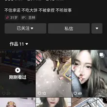兄弟真是人狠心胆大啊！“扫楼”竟然扫到商场里来了，拿着别人靴子就直接走了。不过也怪这个黑丝骚货自己骚，黑丝配长靴如果是足控、鞋控的话我想都会驻足观赏一下吧！（…