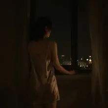 青岛本地约拍，摄影师本人（35，7年人像）。 ① 情侣 / 夫妻 · SM 主题：棚或酒店，双人同框，烛光 + 真丝 + 光影。拍你们的信任，不是暴露。尺度全…
