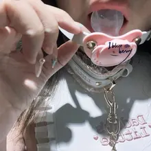 玩家评价： 这套DDLG实在是太戳心巴了❤️ 整体套装是嫩嫩的粉白色，有DDLG刺绣和粉色蕾丝边，质感高级又舒适，项圈手铐脚铐都可以自由调节松紧 奶嘴口塞和小…