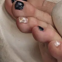 高妹嫩腿，修长如玉， 巨足惊艳，美甲闪耀， 长趾莹润，牢缠🐢头， 轻轻一握，魂飞魄散 #淫脚 #淫鞋 #街拍 #美足 #美鞋 #挑鞋 #平底鞋 #趾缝 #足弓…