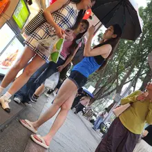 高妹嫩腿，修长如玉， 巨足惊艳，美甲闪耀， 长趾莹润，牢缠🐢头， 轻轻一握，魂飞魄散 #淫脚 #淫鞋 #街拍 #美足 #美鞋 #挑鞋 #平底鞋 #趾缝 #足弓…