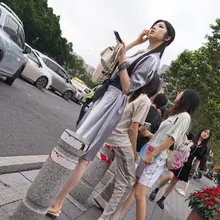 似御似甜，柔软如蜜 半是人妻，半是少女 纤长玉足入口即化 缀以精致美甲 轻踏Dior露趾高端拖鞋 丝滑睡裙覆身。 每一步，皆教人浮想联翩…… #淫脚 #淫鞋…