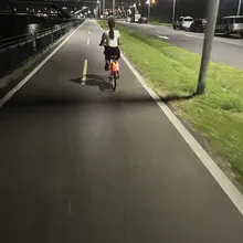 第一次跟香香女推一起騎腳踏車好害羞>< 直接在河濱一個巧遇欸好扯ㄛ
