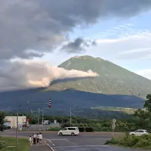 今天要飛回家了。在北海道度過了幾天美好的時光。這裡的夏天和冬天截然不同，但兩者都同樣美麗。 Flying home today. Had a wonderfu…
